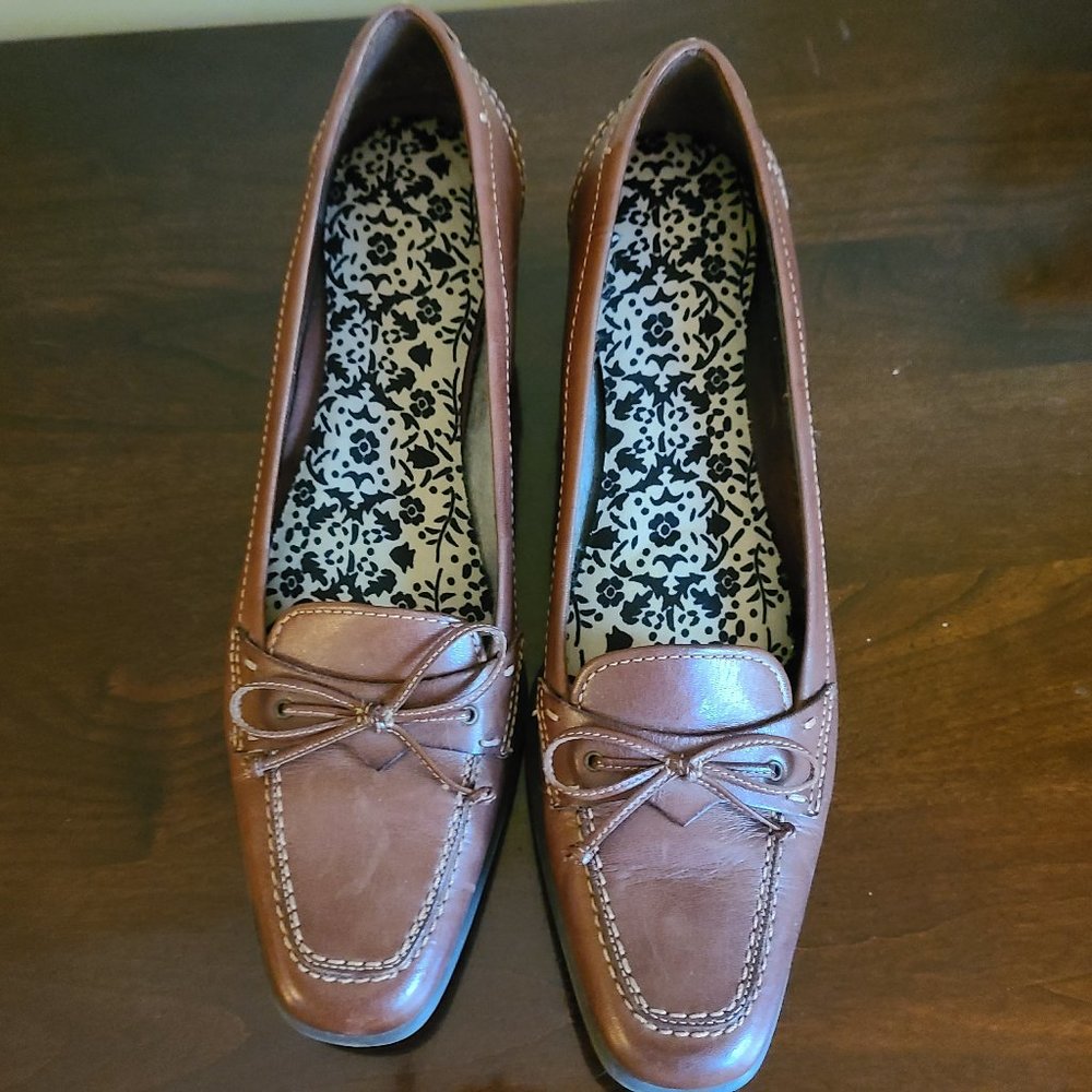 Brown leather pumps with 1" heel